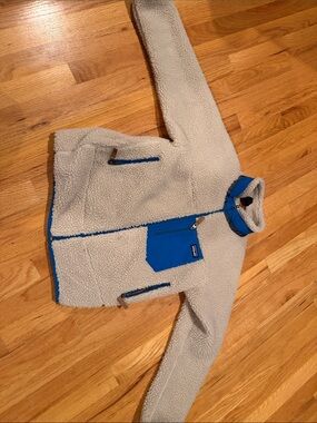 Patagonia Cream Sherpa Jacket with Blue Trim Size Large (12)